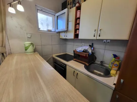 Manja opremljena kuhinja sa šankom i prozorom. - image 3