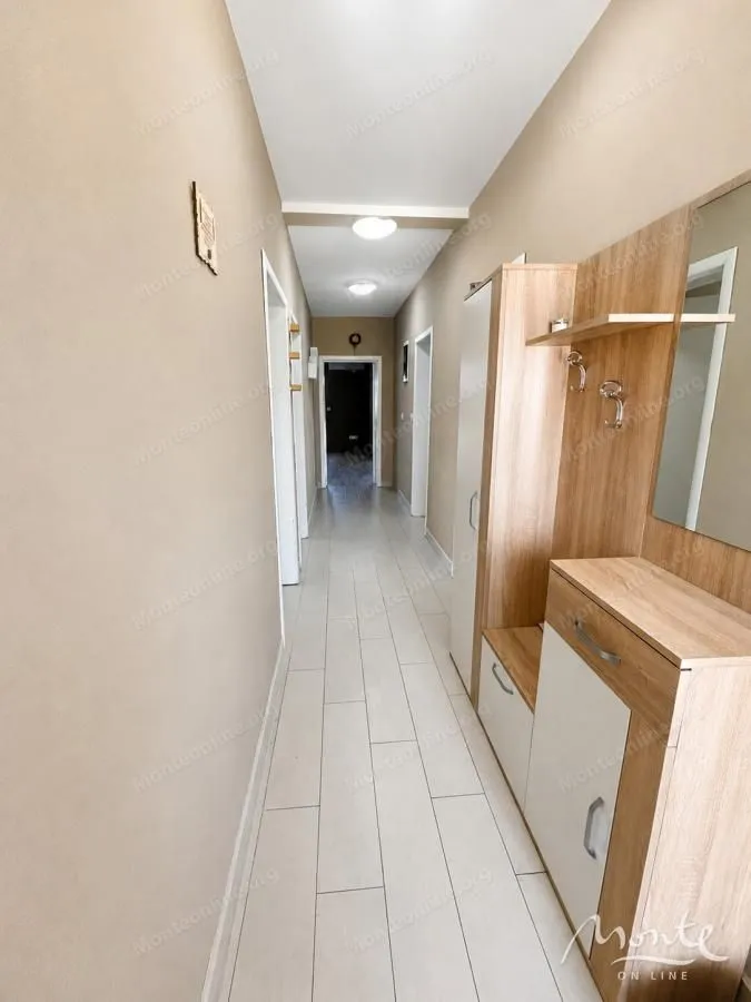 Prodaja, kuća, 220m², Donji Kokoti, Podgorica