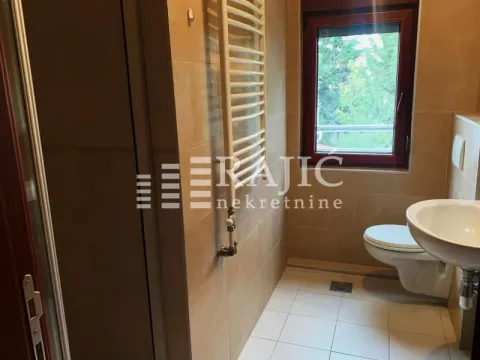 Manje kupatilo sa tuš kabinom, umivaonikom i wc šoljom. - image 5