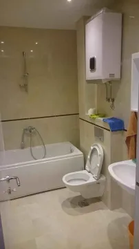 Moderno kupatilo sa kadom, toaletom, umivaonikom i bojlerom. - image 8
