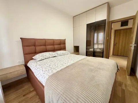 Spavaća soba sa bračnim krevetom i ugradnim ormarom. - image 5