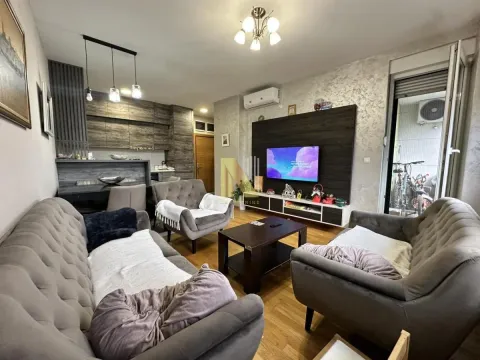 Stan in Adamovićevo Naselje