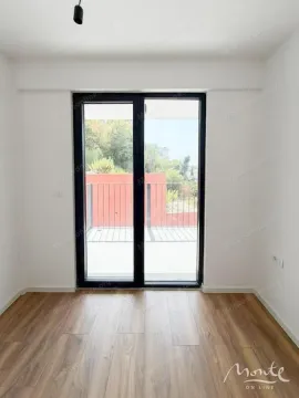 Prazna soba sa drvenim podom i izlazom na terasu. - image 13