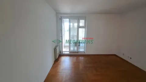 Prazna soba sa parketom i izlazom na terasu. - image 4