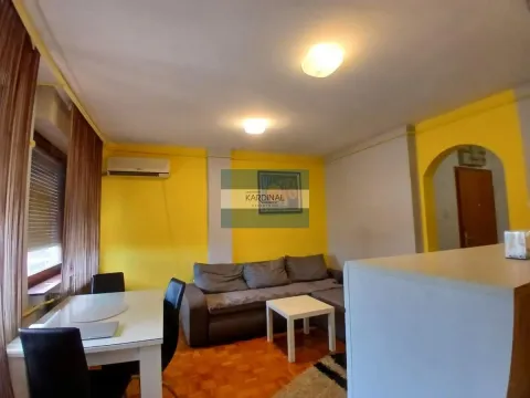 Dnevna soba sa garniturom za sedenje i trpezarijskim stolom. - image 3