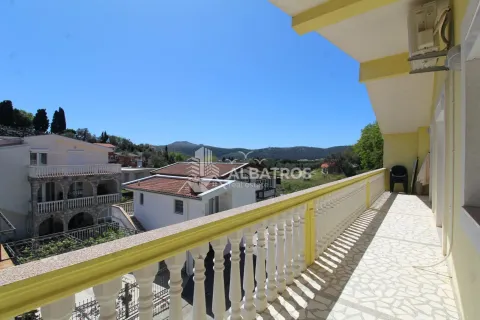 Prostrana natkrivena terasa sa pogledom na okolinu i brda. - image 16