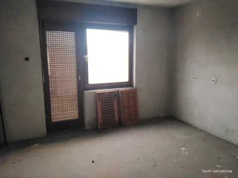 Neopremljena prostorija u fazi renoviranja sa prozorom i vratima. - image 6