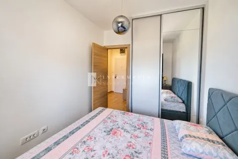 Namještena spavaća soba sa bračnim krevetom i ugradnim plakarom sa ogledalom. - image 9