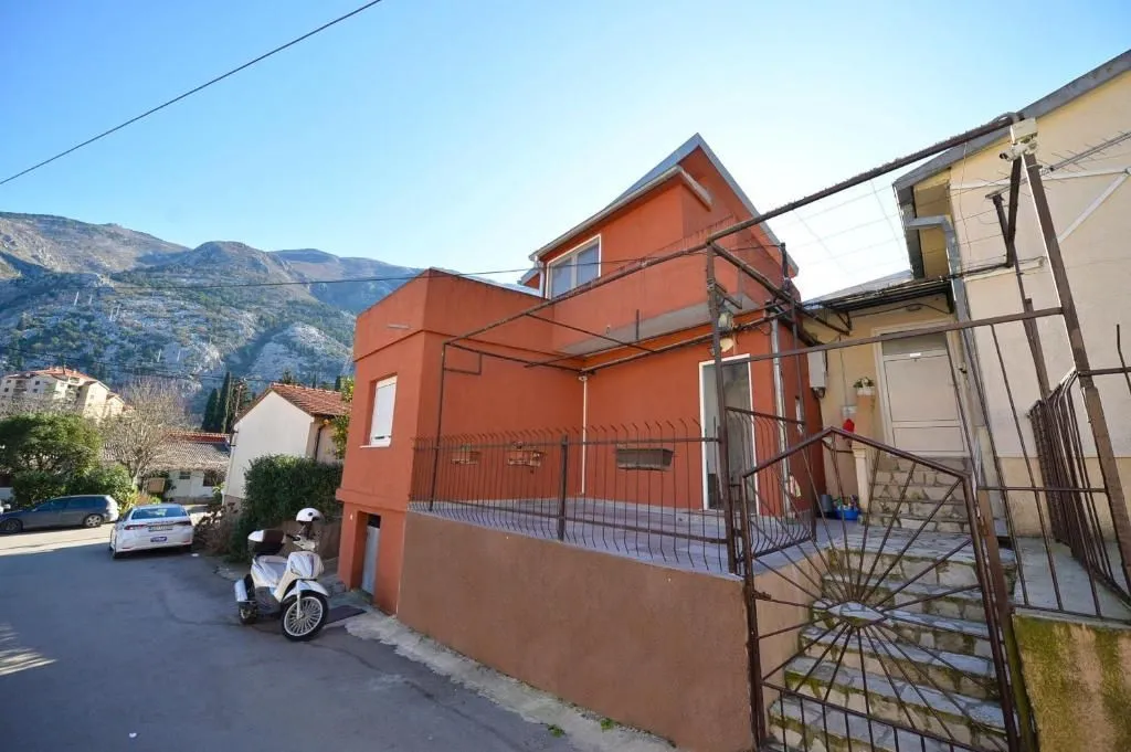 Izdavanje, kuća, 100m², Škaljari, Kotor