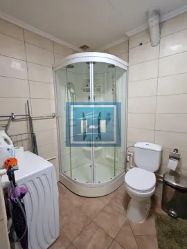 Kupatilo opremljeno tuš kabinom, toaletom i veš mašinom. - image 19