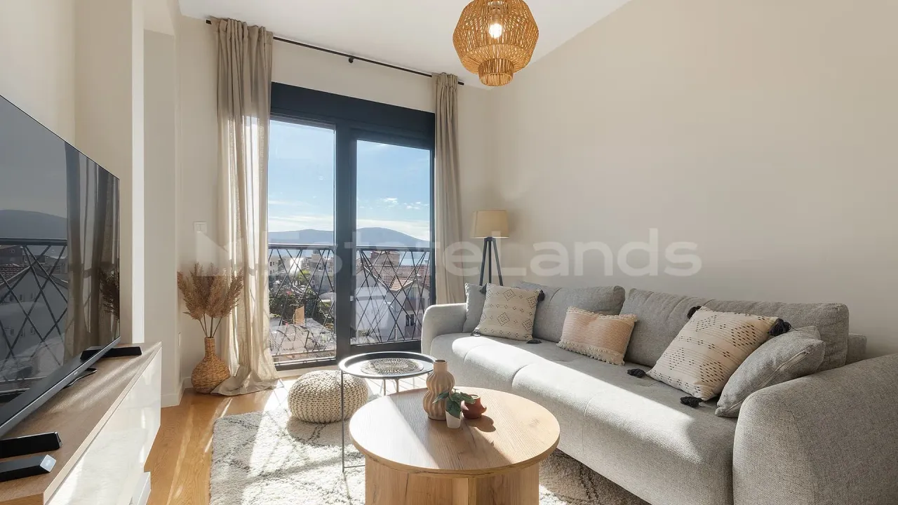 Izdavanje, dvosoban stan, 66m², Centar, Tivat