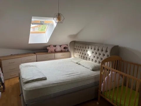 Potkrovna spavaća soba sa bračnim krevetom i krevetcem. - image 3