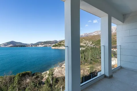 Pogled na more i obalu sa natkrivene terase. - image 34