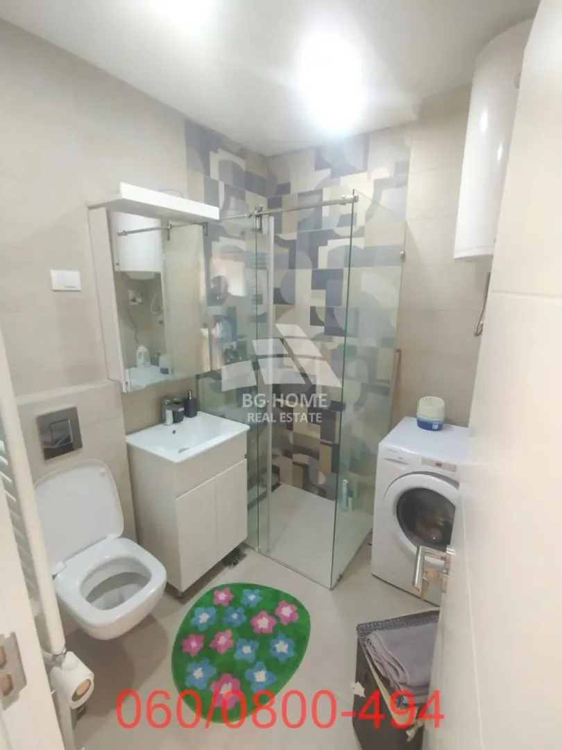 Kupatilo sa tuš kabinom, umivaonikom, WC šoljom i veš mašinom.