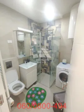 Kupatilo sa tuš kabinom, umivaonikom, WC šoljom i veš mašinom. - image 11