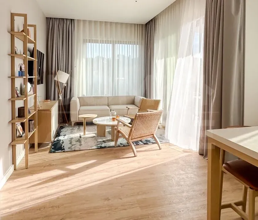 Izdavanje, trosoban stan, 90m², Boka Place, Tivat