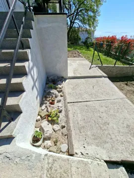 Spoljni dio dvorišta sa stepeništem i uređenom stazom. - image 5
