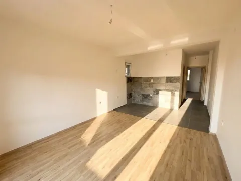 Nenamješten prostor sa drvenim podom i popločanim dijelom. - image 3