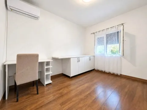 Svijetla spavaća soba sa radnim stolom i bijelim komadom namještaja. - image 11