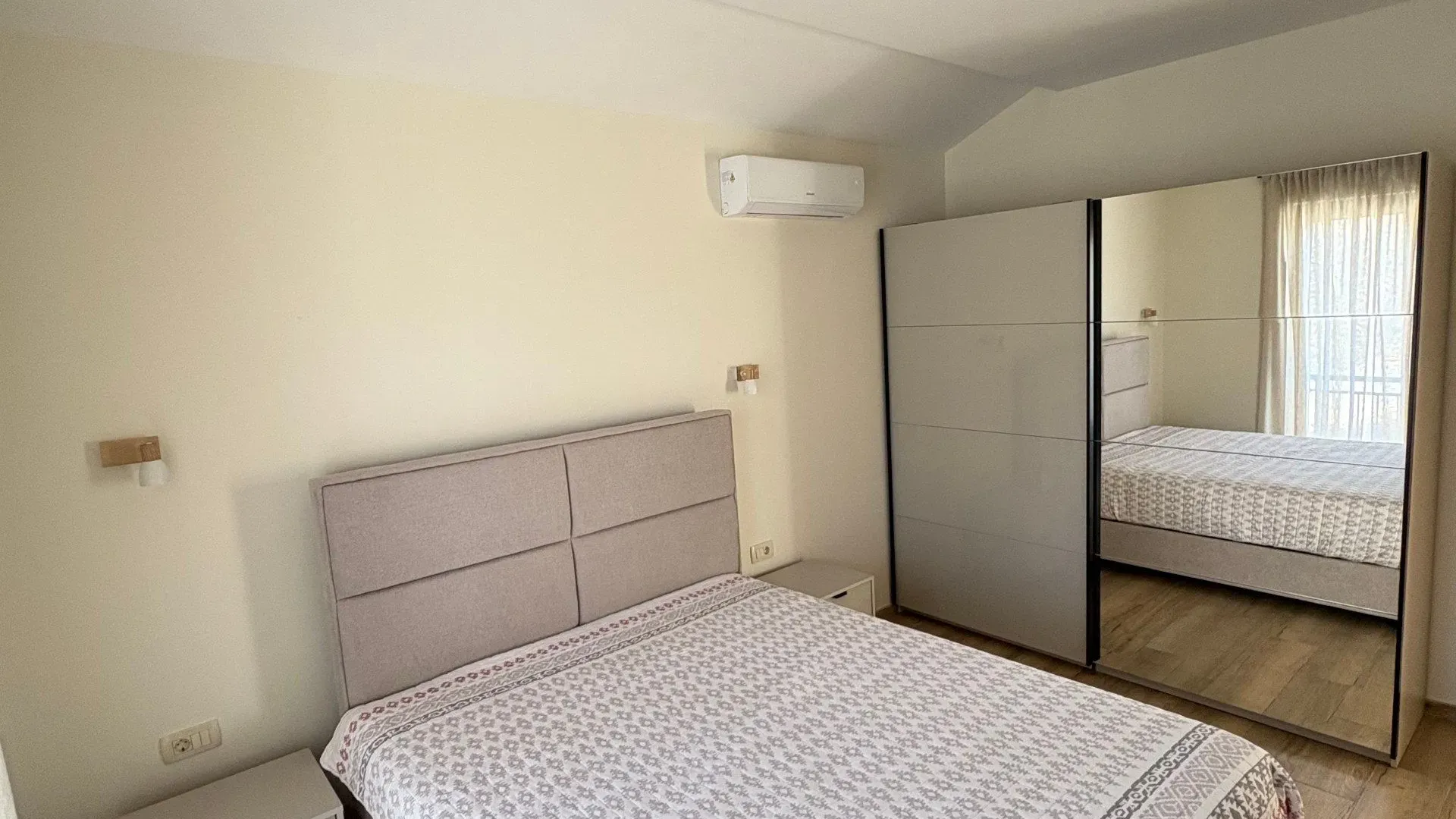 Izdavanje, jednosoban stan, 50m², Tivat, Crna Gora