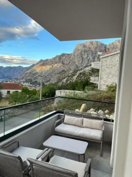 Namješten balkon sa garniturom za sjedenje i pogledom na planine. - image 5