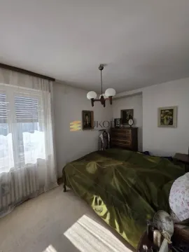 Spavaća soba sa bračnim krevetom, prozorom i komodom. - image 15