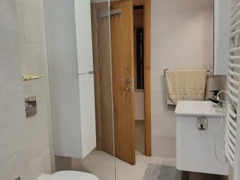 Izdavanje, trosoban stan, 111m², Kalimanj, Tivat - image 12