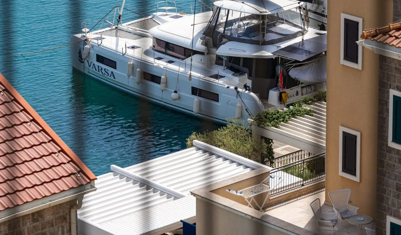 Pogled iz objekta na marinu i jahtu.