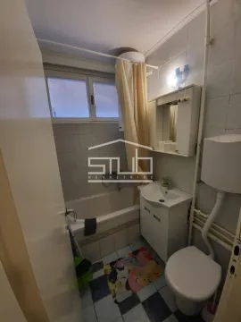 Manje kupatilo sa kadom, umivaonikom, toaletom i ormarićem sa ogledalom. - image 2