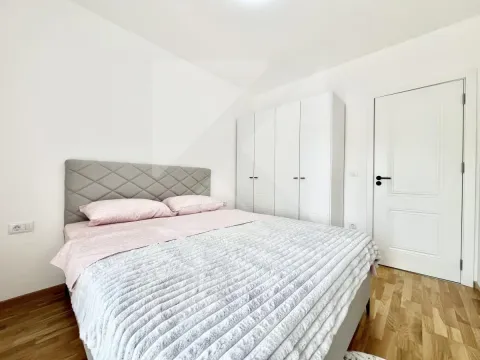 Spavaća soba sa bračnim krevetom, bijelim garderoberom i drvenim podom. - image 6