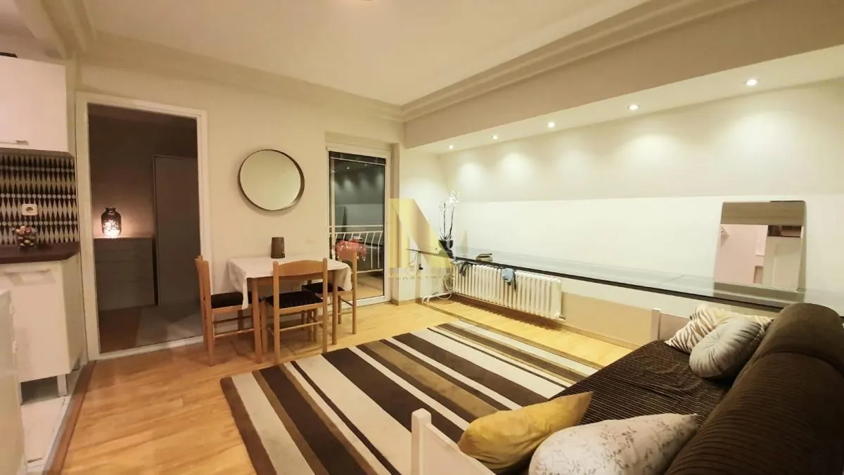 Izdavanje, trosoban stan, 57m², Centar, Novi Sad