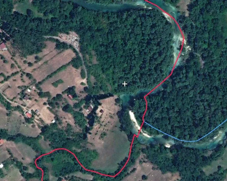 Satelitski snimak zemljišta sa ucrtanim granicama parcele.