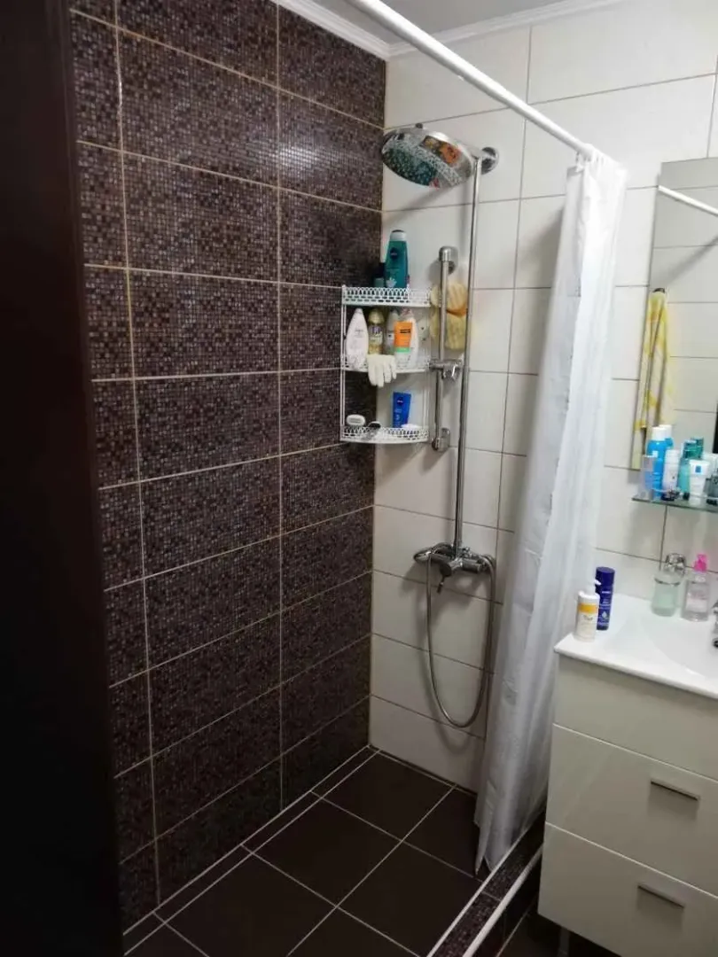 Kupatilo sa tuš kabinom i umivaonikom.
