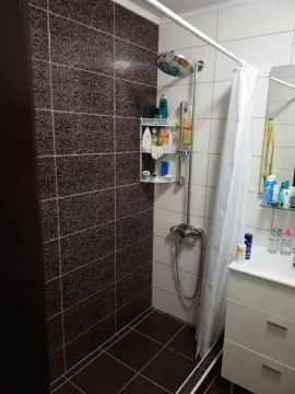 Kupatilo sa tuš kabinom i umivaonikom. - image 19