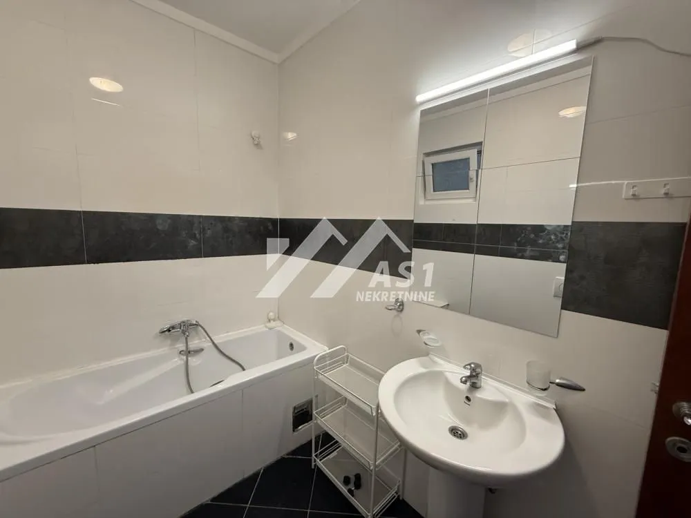 Izdavanje, četvorosoban stan, 80m², Bulevar Oslobodjenja, Novi Sad Sve Podlokacije