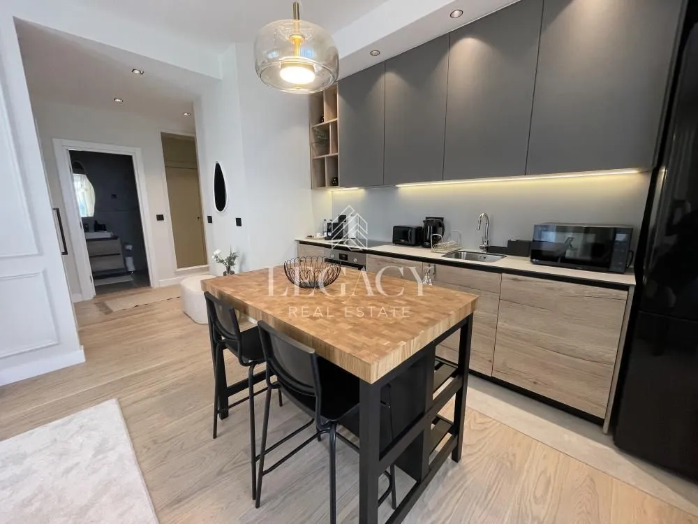 Modern kitchen with a wooden island and built-in units.