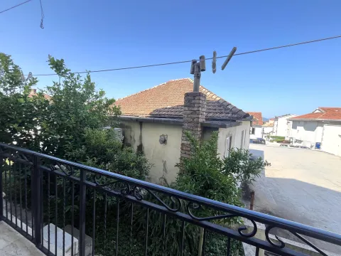Pogled sa balkona na susjednu kuću i zelenilo pod vedrim nebom. - image 4