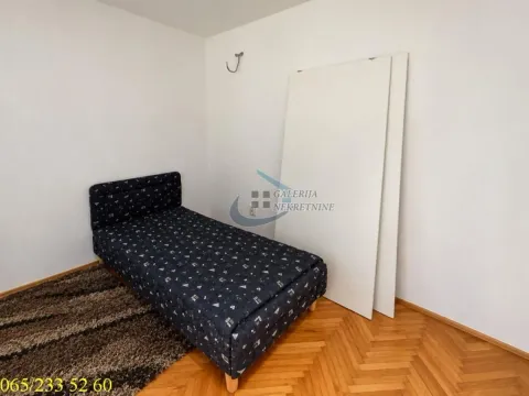 Manja spavaća soba sa krevetom i parketom na podu. - image 9