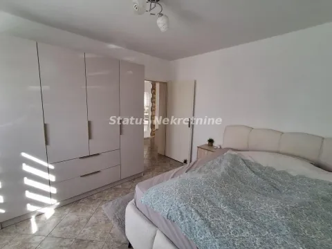 Spavaća soba sa bračnim krevetom i velikim ugradnim garderoberom. - image 15