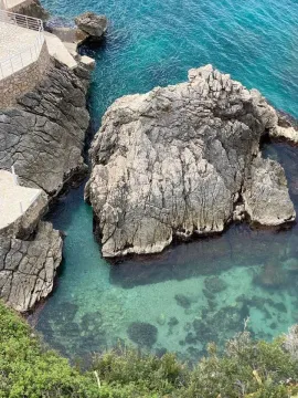 Pogled na stene i čisto more sa terase nekretnine. - image 14