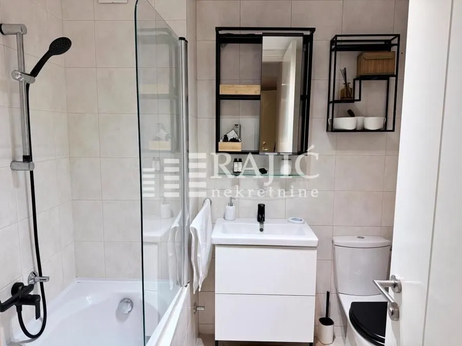 Modern equipped bathroom with a bathtub and a washbasin.