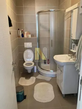 Kompaktno kupatilo sa tuš kabinom, umivaonikom i wc šoljom. - image 5
