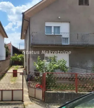 Pogled na spoljašnjost kuće sa dvorištem i kapijom. - image 2