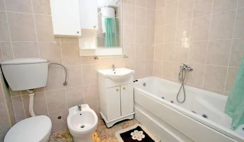 Kupatilo opremljeno kadom, umivaonikom, WC šoljom i bideom. - image 22