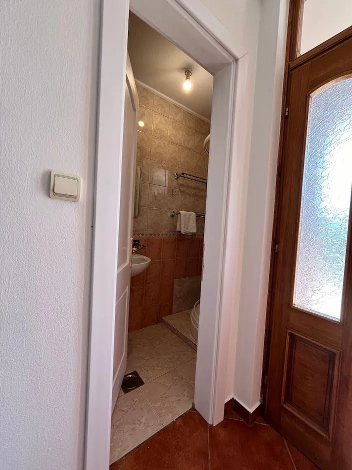 Izdavanje, kuća, 200m², Tološi, Podgorica
