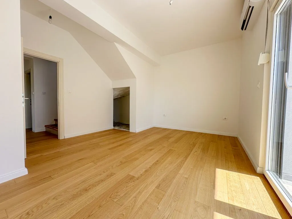 Prodaja, četvorosoban stan, 160m², Drač, Podgorica