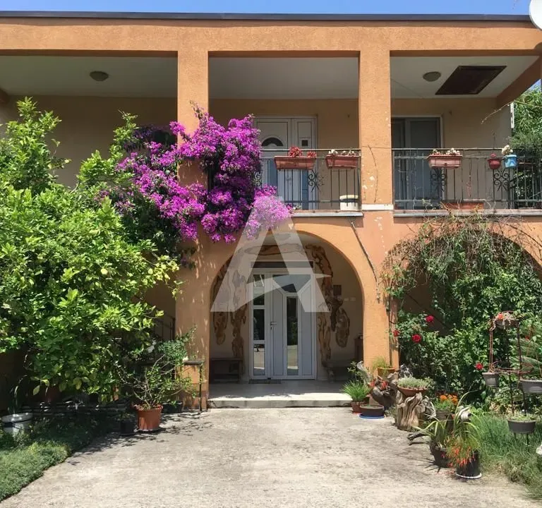 Prodaja, kuća, 190m², Polje, Bar