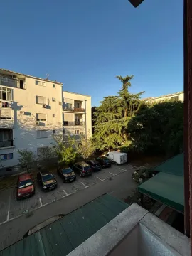 Pogled sa terase na parking i okolne zgrade. - image 4