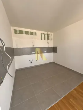 Pogled na dio prostorije u izgradnji sa keramičkim pločicama na podu i zidovima. - image 4