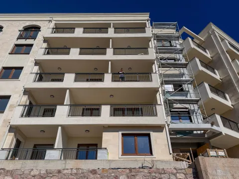 Pogled na fasadu zgrade sa balkonima u izgradnji. - image 5